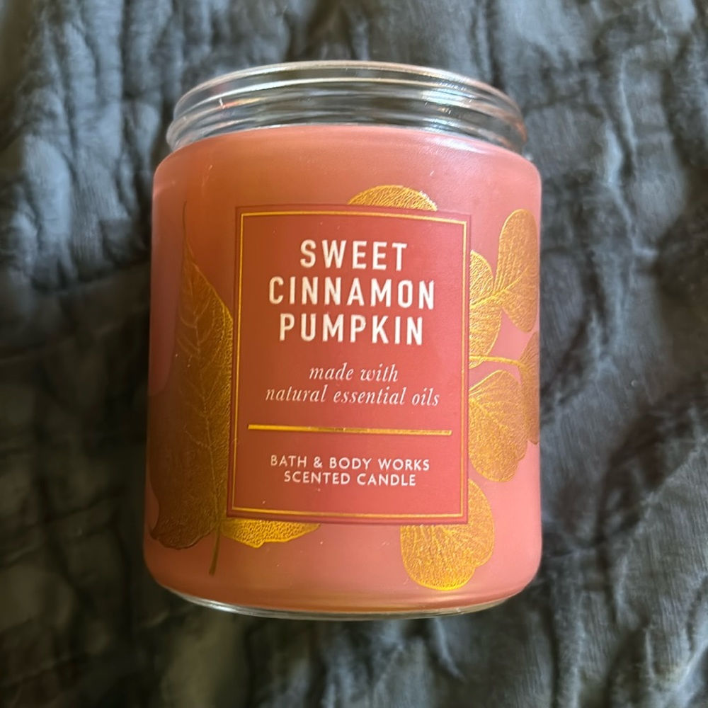 Bath And Body Works Candle Sweet Cinnamon Pumpkin NEW